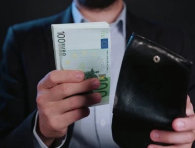 H κυβέρνηση σχεδιάζει μείωση φόρων και αύξηση εισοδημάτων για να «παρηγορήσει» τους πολίτες για το... Μακεδονικό